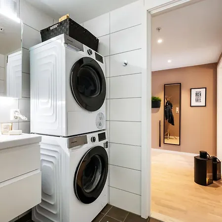 Roomsly - Flat With Private Balcony *