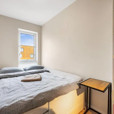 Roomsly - Flat With Private Balcony