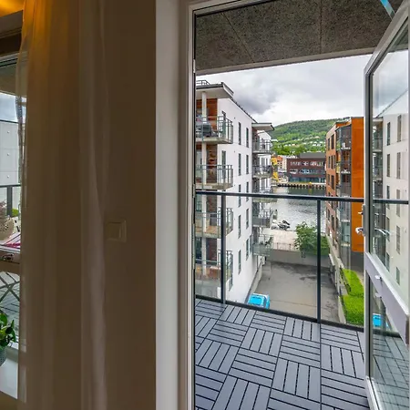 Roomsly - Flat With Private Balcony * 베르겐