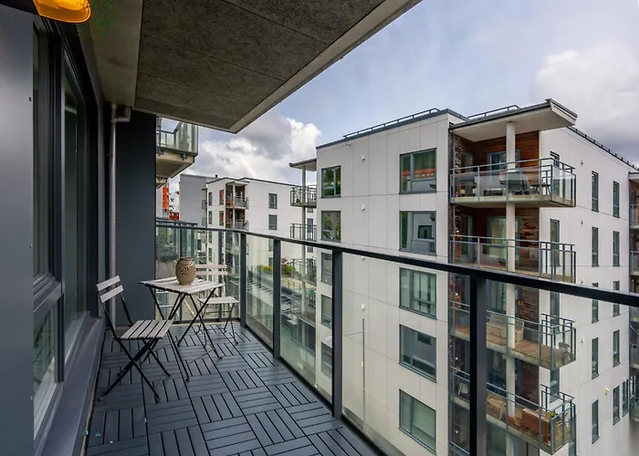 Roomsly - Flat With Private Balcony *