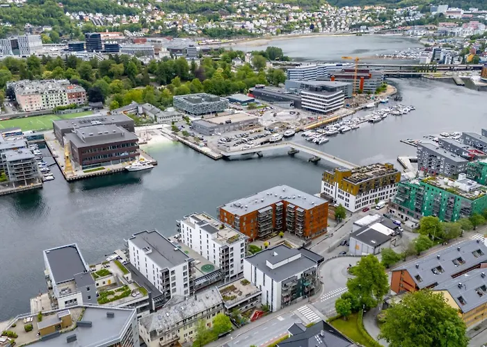 Roomsly - Flat With Private Balcony