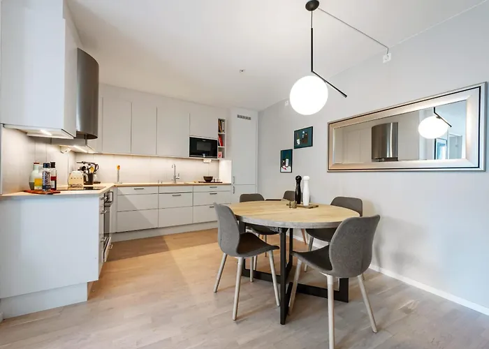 Roomsly - Flat With Private Balcony