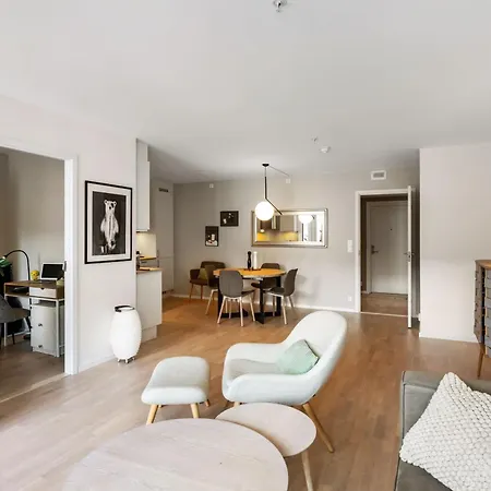 Roomsly - Flat With Private Balcony *