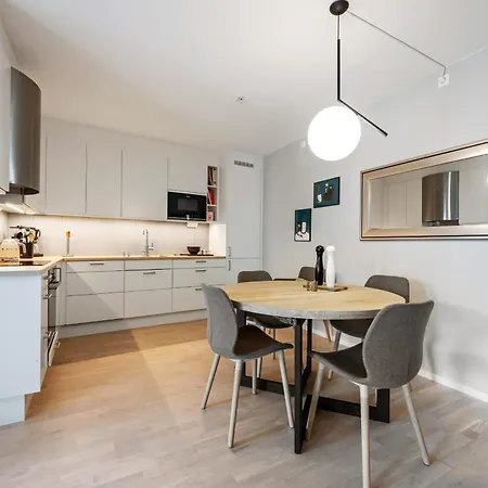 Roomsly - Flat With Private Balcony