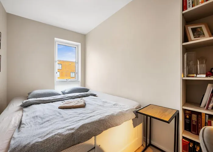 Roomsly - Flat With Private Balcony